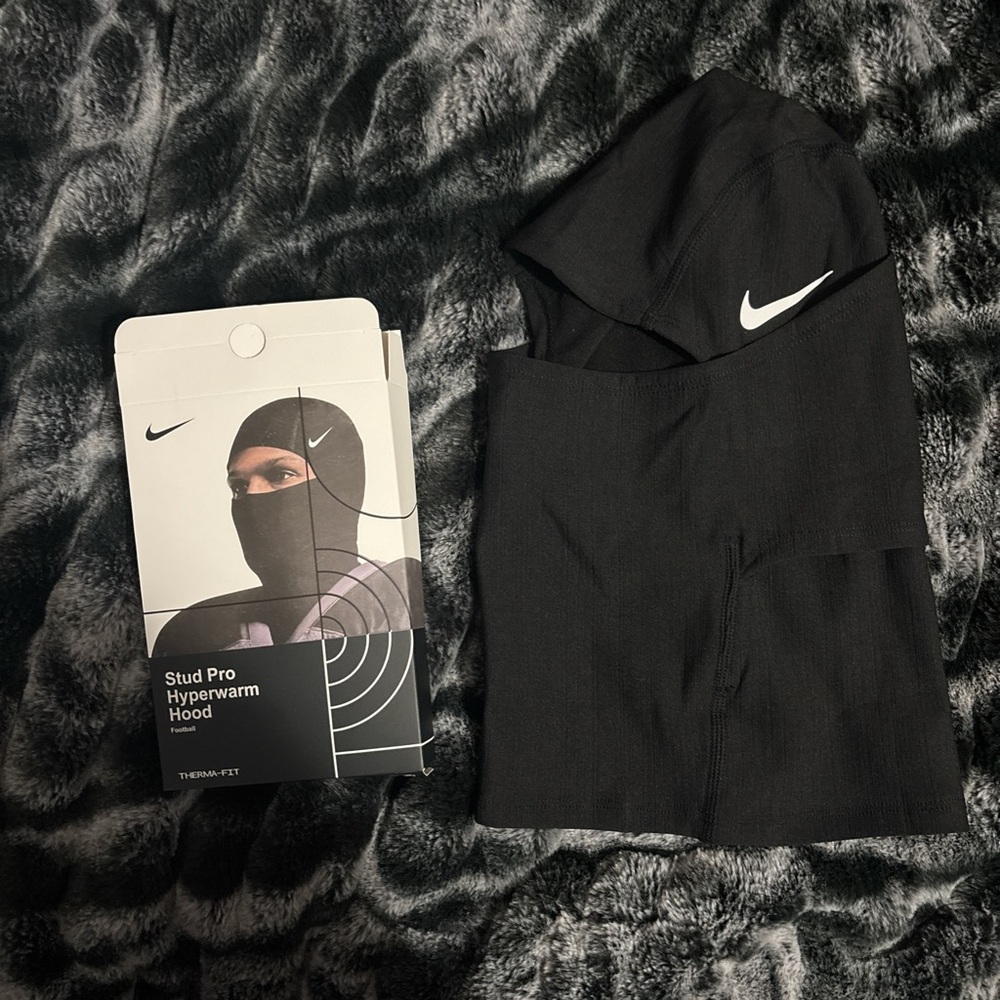 Black Nike ski